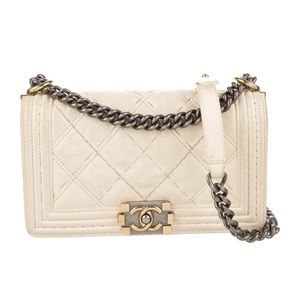 Chanel boy medium in white